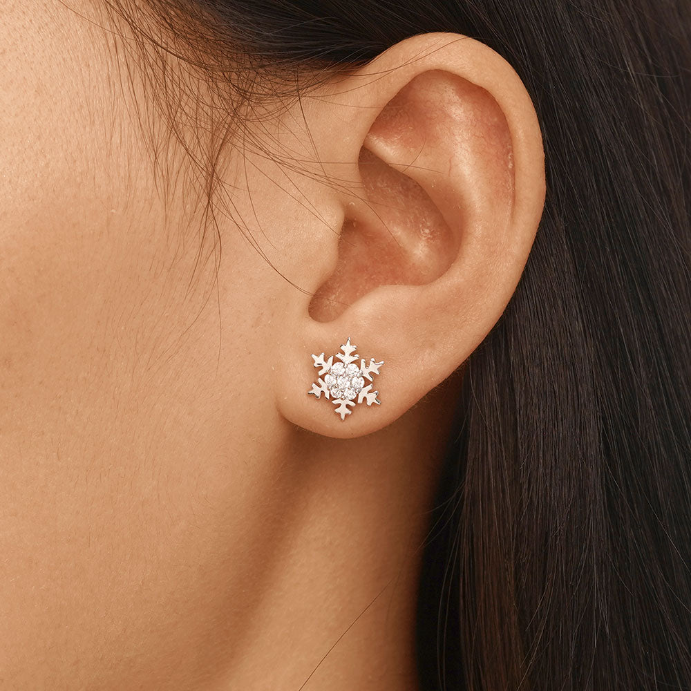 Gnoce Sparkling Snowflake Stud Earrings_4