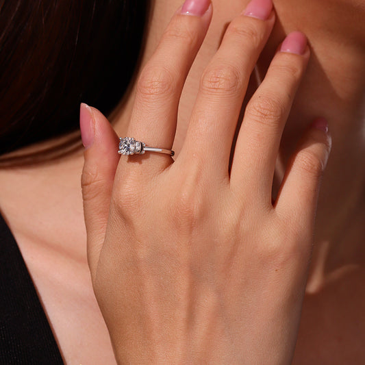 Gnoce Mummy Embraces Moissanite Round Cut Ring_9