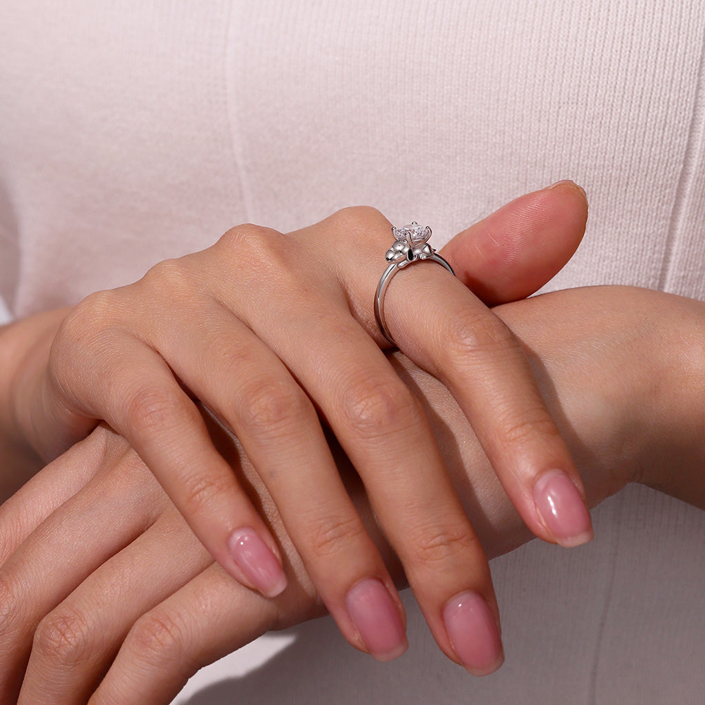 Gnoce Peanuts Snoopy Embraces Moissanite Round Cut Ring_7