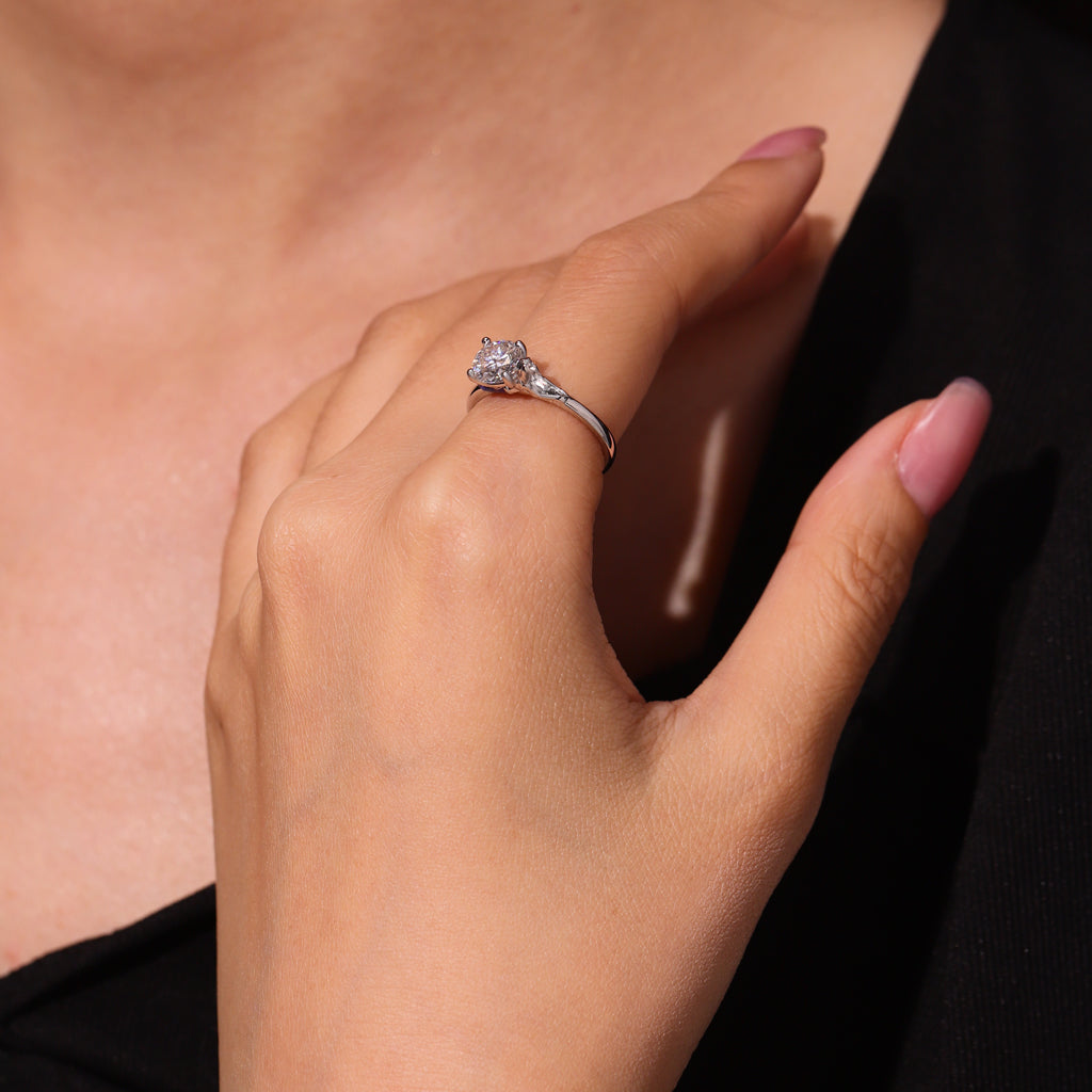 Gnoce Mermaid Embraces Moissanite Round Cut Ring_8