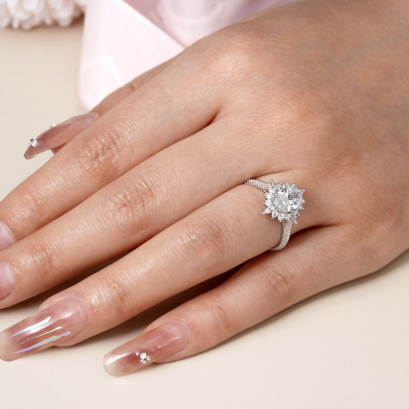 Gnoce Shimmering Four Prong Oval Cut Promise Ring_5