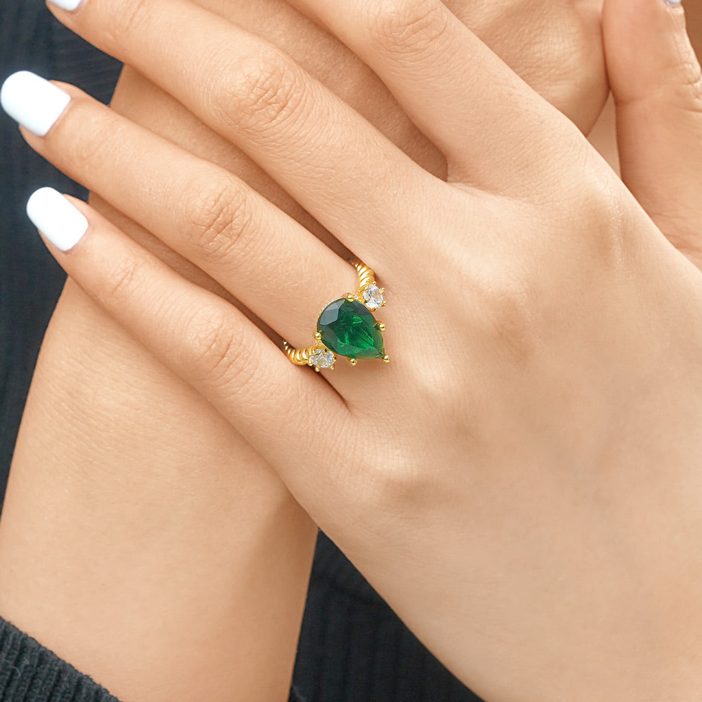 Gnoce Pear-cut Emerald Three-stone Engagement Ring Statement Ring_6